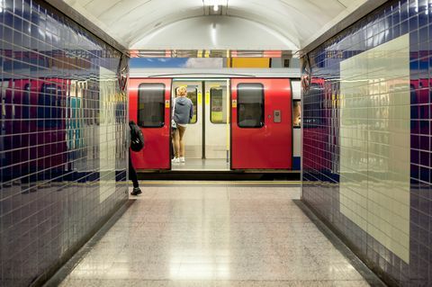רכבת צינור עומדת בתחנה עם הדלת פתוחה, לונדון, בריטניה
