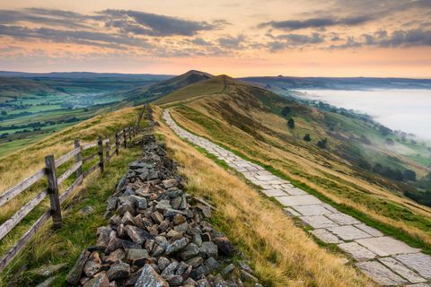 < p> יש מסלולים קצרים יותר במעלה Mam Tor, אבל ההליכה הזו בת ארבע שעות בפסגות ממשיכה מעל הרכס הגדול שמפריד בין העמקים של אדייל לקסלטון.< span class=" redactor-invisible-space" data-verified=" redactor" data-redactor-tag=" span" data-redactor-class=" redactor-invisible-space"> </span></p>< p>< span class =" redactor-invisible-space" data-verified=" redactor" data-redactor-tag=" span" data-redactor-class=" redactor-invisible-space">< strong data-redactor-tag=" strong" data-verified=" redactor">< a href=" https://osmaps.ordnancesurvey.co.uk/route/1681370/OS-Recommended-ITV-100-Favourite-Walks-Mam-Tor" target=" _blank" data-tracking-id=" recirc-text-link"> ראה את המסלול</a></strong></span></p>