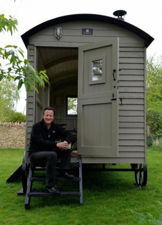 ראש הממשלה לשעבר דייוויד קמרון קונה סככת גינה מעוצבת - בקתת רועים - שנחשבה לשווי של 25,000 ליש"ט