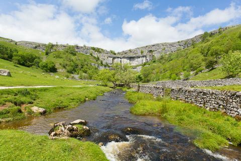 < p> מסלול פופולרי זה חוקר את הנוף הדרמטי של Malham Cove, Gordale Scar, מפל ג'נט'ס פוס ומלהם טארן - האגם הגבוה ביותר בבריטניה. זה עשוי להיות מאומץ, אבל השטח המגוון והנופים המפורצים ותתגמל עם נופים יפים. </p>< p>< span class=" redactor-invisible-space" data-verified=" redactor" data-redactor-tag=" span" data-redactor-class=" redactor-invisible-space">< strong data-redactor-tag=" strong" data-verified=" עורך">< a href=" https://osmaps.ordnancesurvey.co.uk/route/1678229/OS-Recommended-ITV-100-Favourite-Walks-Malham-and-Gordale-Scar" target=" _blank" data-tracking-id=" recirc-text-link"> ראה את המסלול</a></strong></span></p>