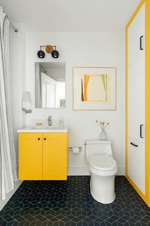 חדר אמבטיה צהוב