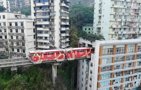 רכבת קלה עוברת בבניין מגורים בצ'ונגצ'ינג