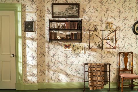 חדר השינה של אמילי דיקינסון, כפי שמופיע ב"דיקינסון "הטפט הפרחוני החדש של אנגליה הוא של תומאס סטרהאן, עבור קיר מים