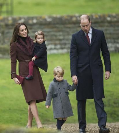 הנסיך וויליאם, קייט מידלטון, הנסיך ג'ורג 'והנסיכה שרלוט מגיעים לכנסייה ביום חג המולד