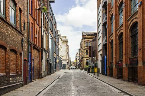 רחוב ישן עם בנייני קיר לבנים במרכז העיר ליברפול, אנגליה, בריטניה