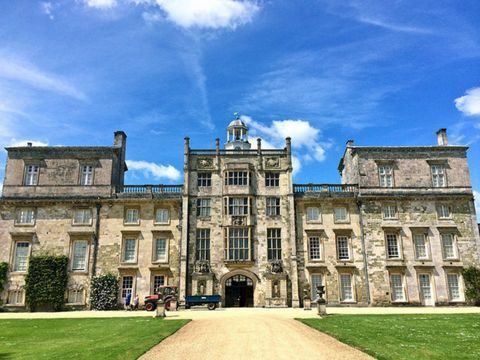 בית וילטון, מקום הצילומים בברידג'רטון, שימש ליצירת מגורים של דוכס האסטות, המלכה שרלוט, ליידי דנברי, והדוכס והדוכסית של האסטיות