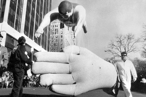 היד נופלת מבלון סופרמן במהלך מצעד חג ההודיה בשנת 1886