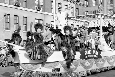 ג'ו אי חום מנופף מסירת הראווה במצעד חג ההודיה של מייסי ב-1960