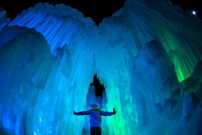 אדם עומד במערת קרח גדולה