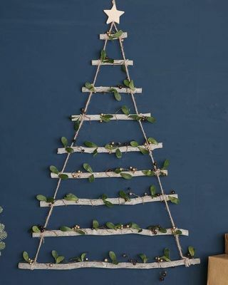 סולם עץ חג המולד תלוי על קיר וודלנד