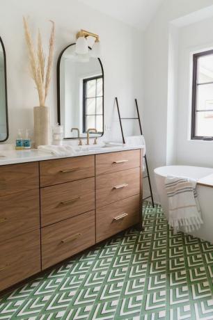 חדר אמבטיה עכשווי עם אריחים ירוקים בהצהרה