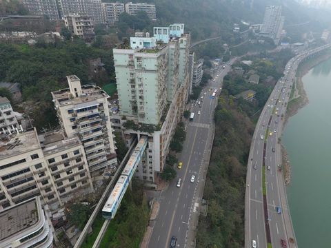 רכבת קלה עוברת בבניין מגורים בצ'ונגצ'ינג