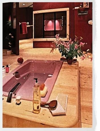 אמבטיה ורודה בחדר אמבטיה עם רצפות עץ