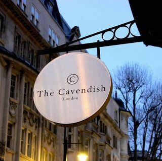 תה מנחה פרוסקו ללא תחתית לשניים בטרקלין Mayfair & Grill ב-The Cavendish London