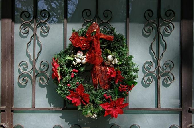 זר חג המולד על דלת כניסה אלגנטית של ברזל יצוק וזכוכית חלבית