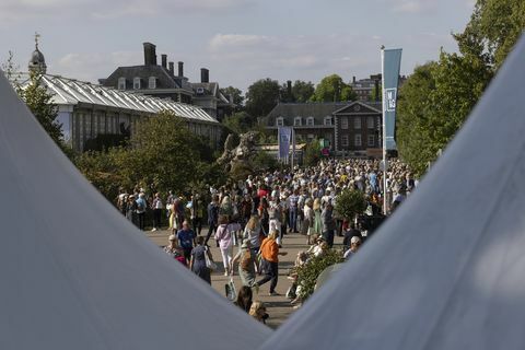 המוני מבקרים בתערוכת פרחי הסתיו rhs chelsea 2021 בספטמבר