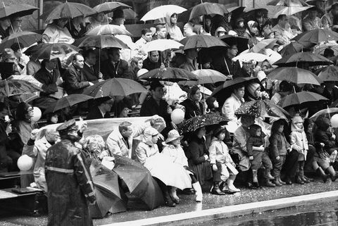 יום גשום במצעד ההודיה ב-1967, המונים עם מטריות