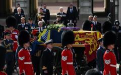 המלכה אליזבת השנייה עיצבה את גלגל הקבורה שלה עם יגואר לנד רובר