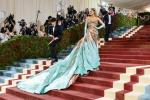 שמלת Met Gala של בלייק לייבלי נוצרה בהשראת האדריכלות של ניו יורק