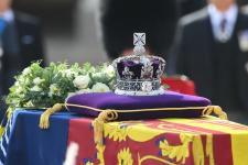 מה המשמעות מאחורי פרחי הארון של המלכה אליזבת השנייה?