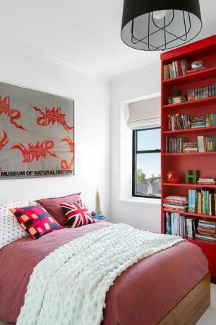 שמיכה אדומה, מדף ספרים אדום, זריקת שטיח,