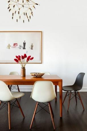 חדר אוכל, שולחן עץ, כיסאות בשחור לבן