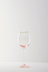 זכוכית יין לבן עם שפה מוזהבת