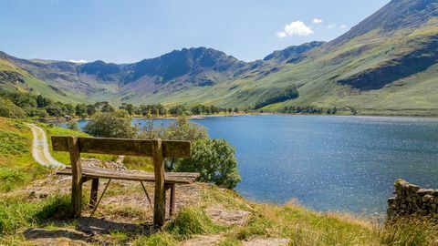 < p> Buttermere Valley הוא אזור יפהפה של חורש, חוות, מפלים משובשים והכי חשוב, שלושה אגמים מדהימים. הליכה נינוחה זו של שעתיים מדברת אותך סביב אגם Buttermere. </p>< p>< strong data-redactor-tag=" strong" data-verified=" redactor">< a href=" https://osmaps.ordnancesurvey.co.uk/route/1678003/OS-Recommended-ITV-100-Favourite-Walks-Buttermere" target=" _blank" data-tracking-id=" recirc-text-link"> ראה את המסלול</a></strong></p>