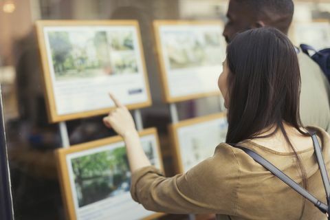 זוג צעיר גולש ברשימות נדל"ן בחנות