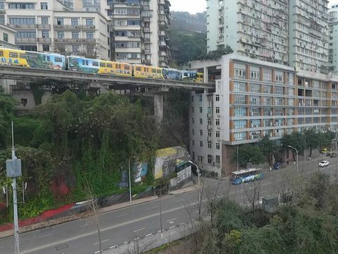 רכבת קלה עוברת בבניין מגורים בצ'ונגצ'ינג