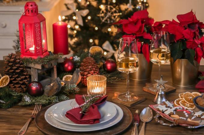 שולחן ארוחת ערב חגיגי לחג המולד עם יין לבן