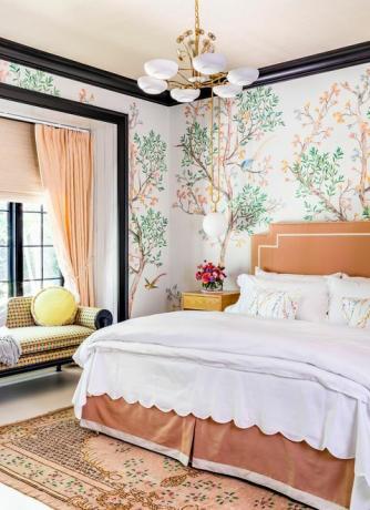 חדר שינה של שרלוט לוקאס עם טפט פרחוני